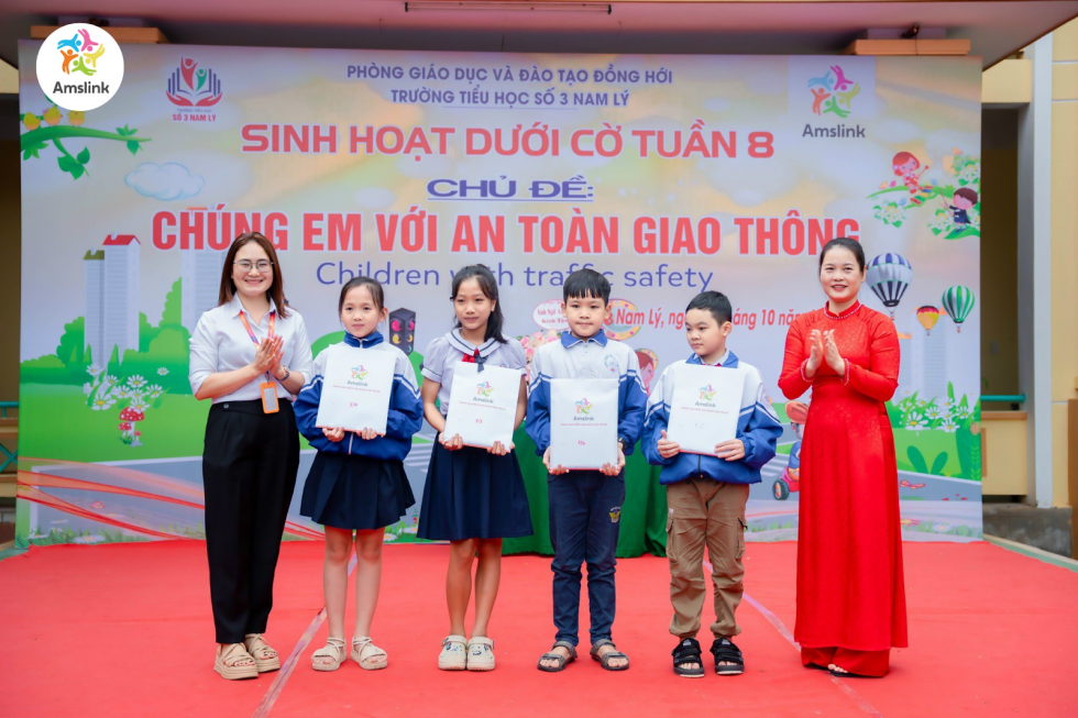Nhiều suất học bổng giá trị cao được Amslink Quảng Bình trao tặng cho các em học sinh